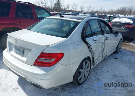 2013 Mercedes-Benz C 350 Sport z USA, uszkodzony, nr VIN WDDGF5HB0DR255531